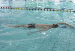 仰泳教学视频,轻松掌握水上飘移技巧